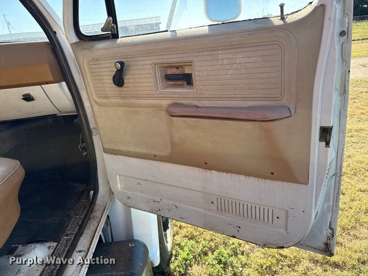 image for item DZ8885 1977 Chevrolet C65 grain truck