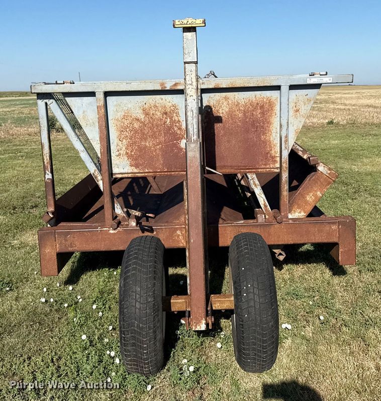 image for item DZ8886 Hay bale feeder wagon