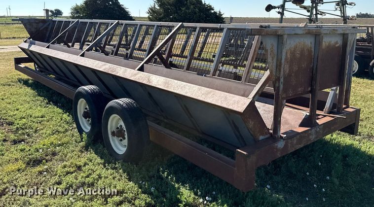 image for item DZ8886 Hay bale feeder wagon