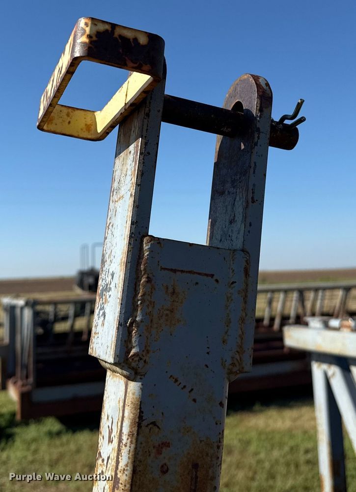 image for item DZ8886 Hay bale feeder wagon