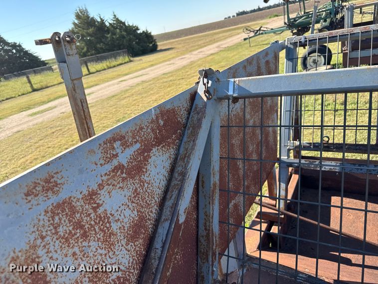 image for item DZ8886 Hay bale feeder wagon