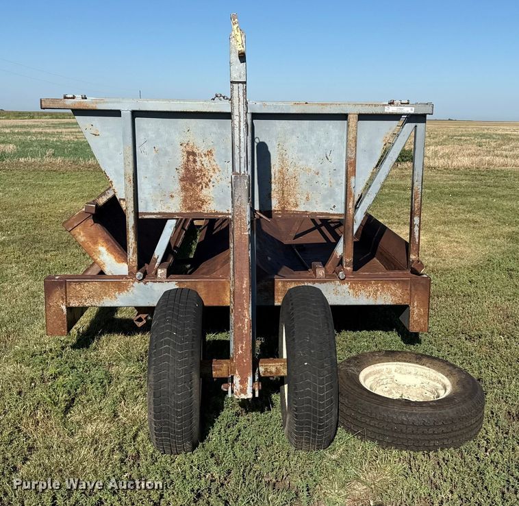 image for item DZ8887 Hay bale feeder wagon