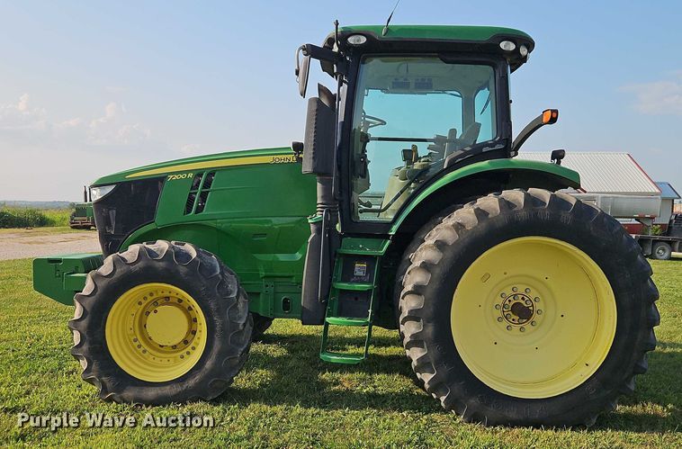 image for item EB8203 2013 John Deere 7200R MFWD tractor