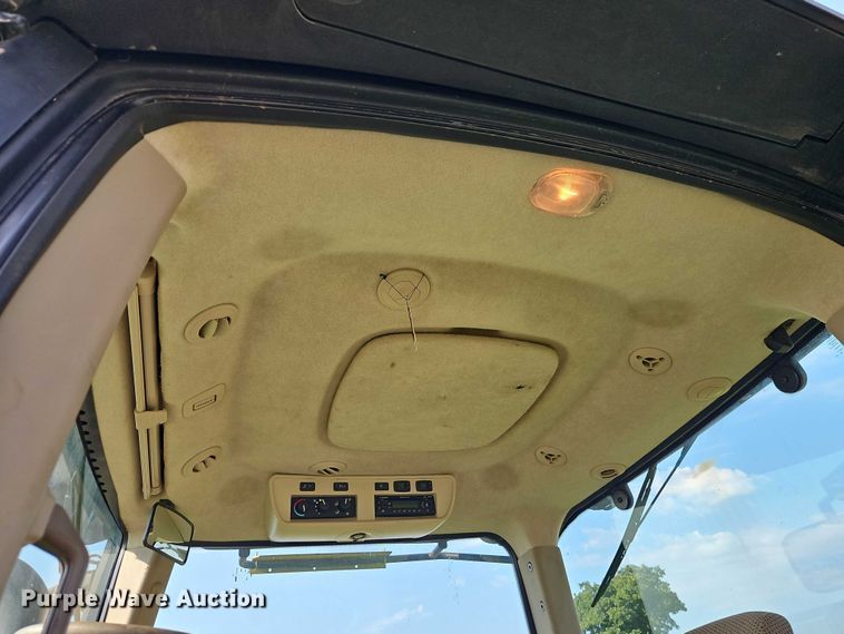 image for item EB8203 2013 John Deere 7200R MFWD tractor