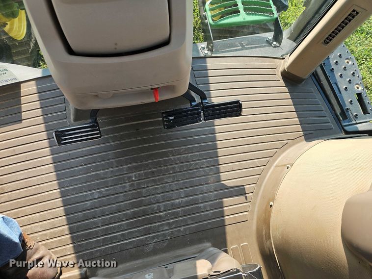 image for item EB8203 2013 John Deere 7200R MFWD tractor