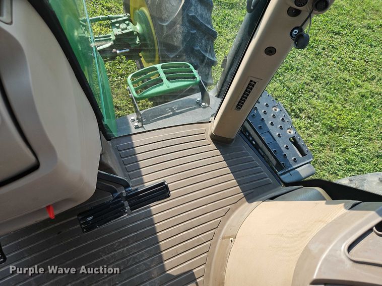 image for item EB8203 2013 John Deere 7200R MFWD tractor