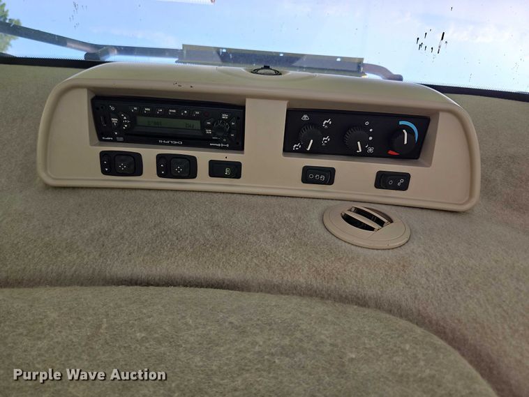 image for item EB8203 2013 John Deere 7200R MFWD tractor