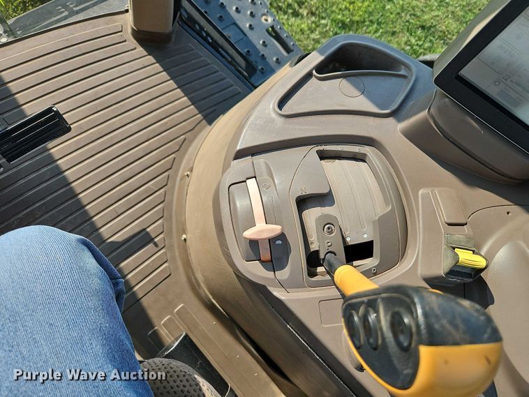 image for item EB8203 2013 John Deere 7200R MFWD tractor