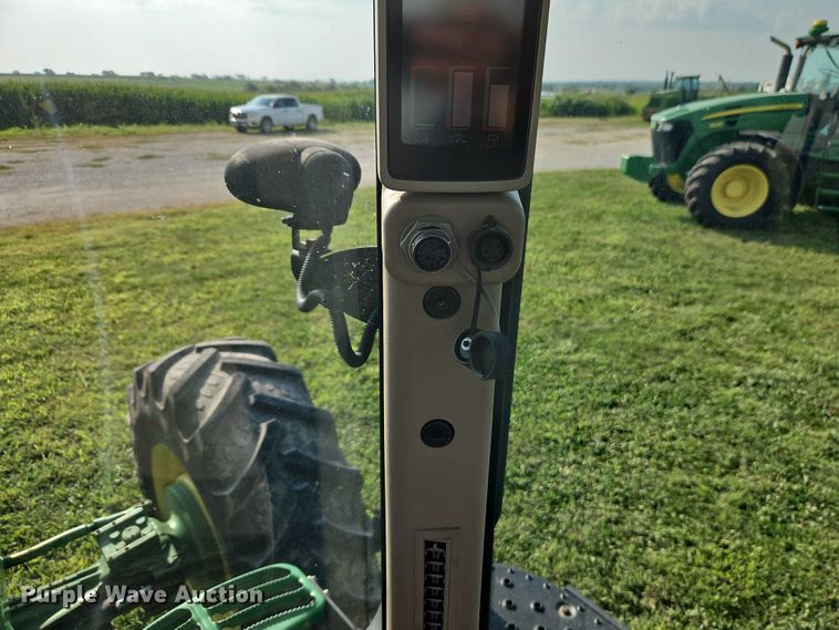 image for item EB8203 2013 John Deere 7200R MFWD tractor