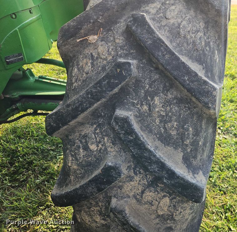 image for item EB8203 2013 John Deere 7200R MFWD tractor