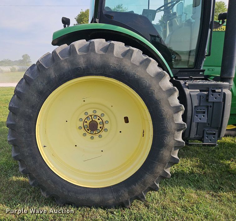 image for item EB8203 2013 John Deere 7200R MFWD tractor