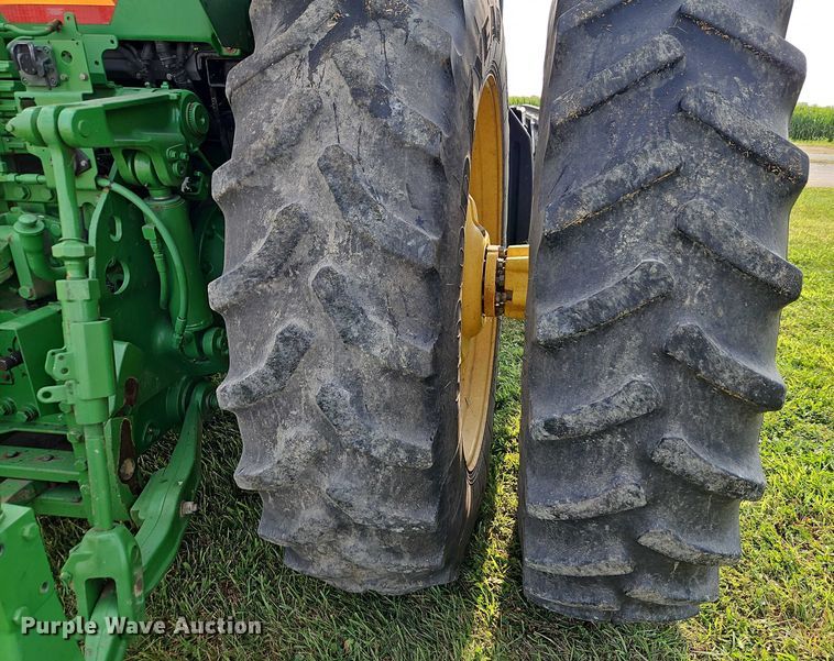 image for item EB8203 2013 John Deere 7200R MFWD tractor