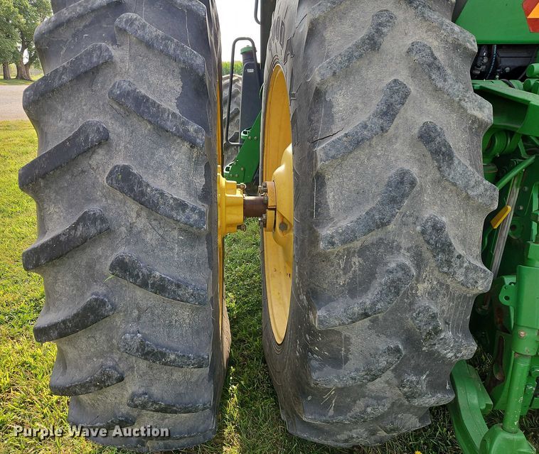 image for item EB8203 2013 John Deere 7200R MFWD tractor