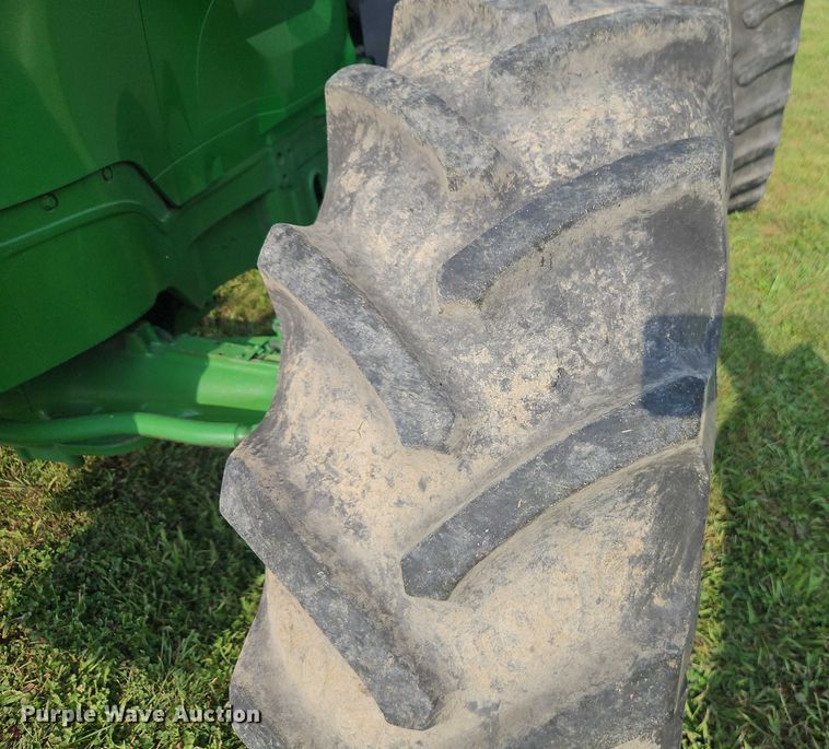 image for item EB8203 2013 John Deere 7200R MFWD tractor