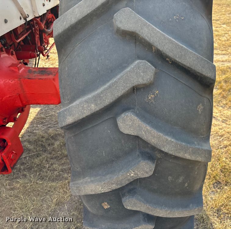 image for item EC1098 1975 Case 1370 tractor