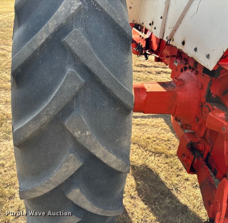 image for item EC1098 1975 Case 1370 tractor