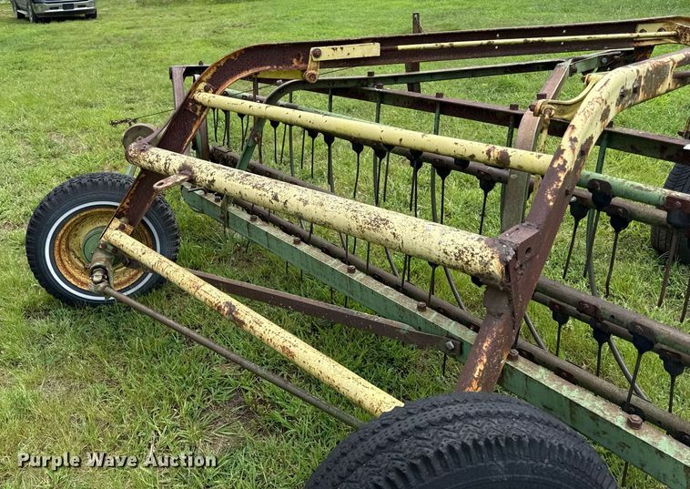 image for item ED4363 John Deere E0640 hay rake