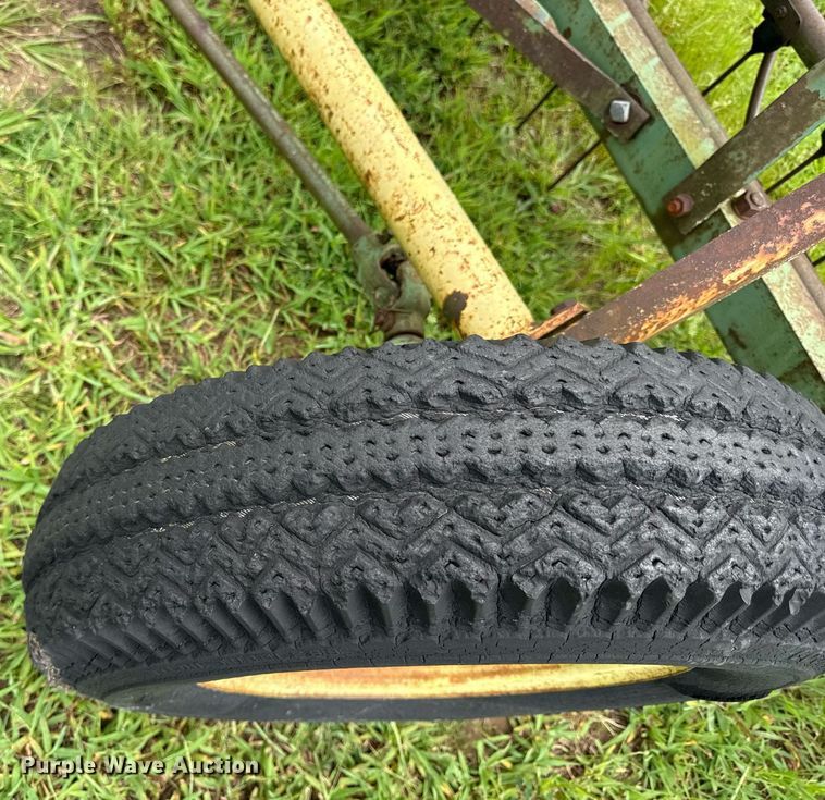 image for item ED4363 John Deere E0640 hay rake