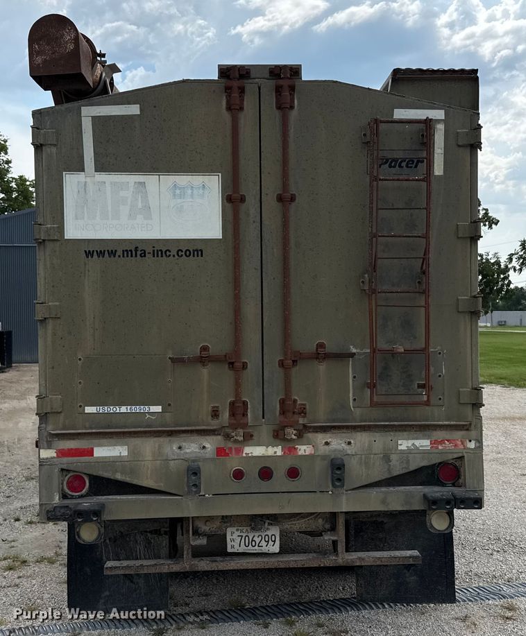 image for item ED4447 1999 Freightliner feed delivery truck