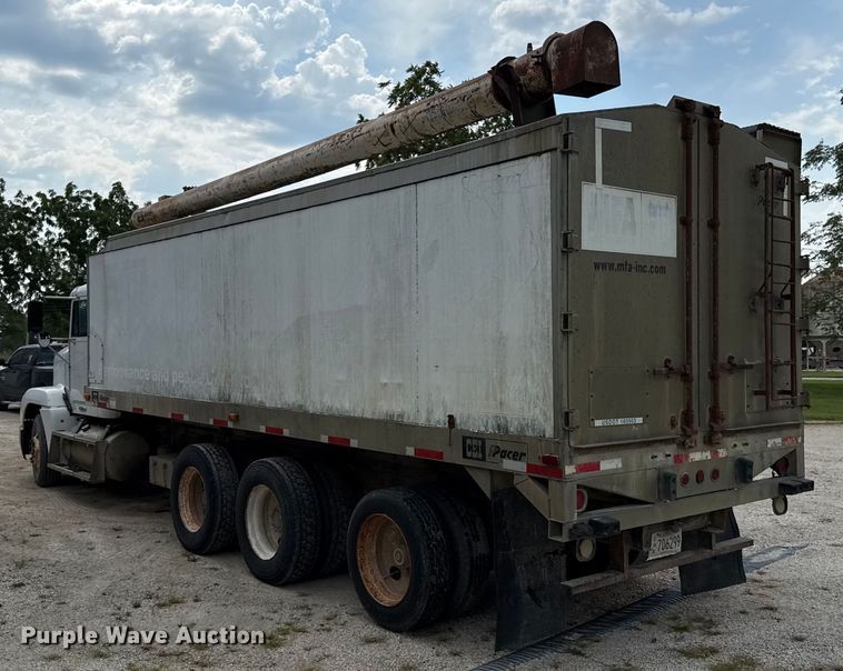 image for item ED4447 1999 Freightliner feed delivery truck