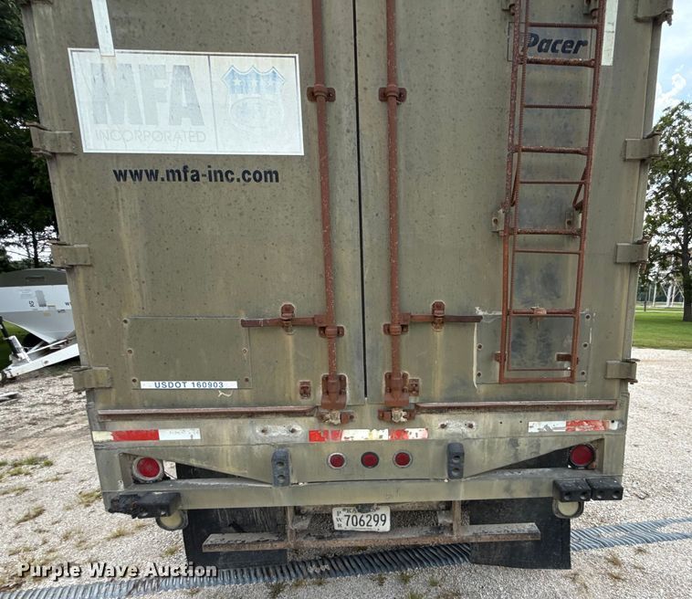 image for item ED4447 1999 Freightliner feed delivery truck