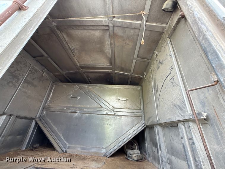 image for item ED4447 1999 Freightliner feed delivery truck