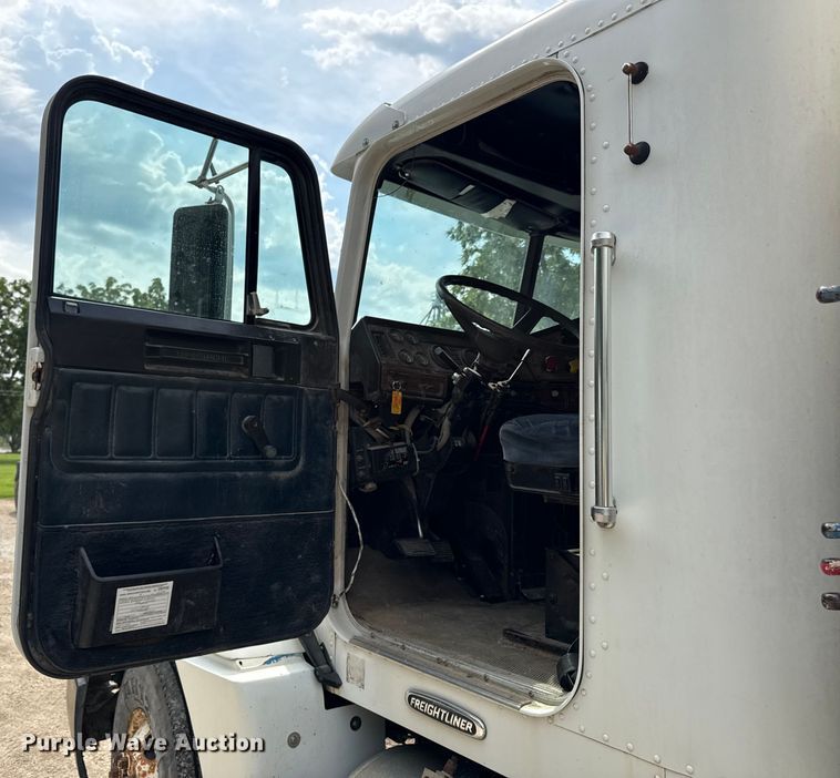 image for item ED4447 1999 Freightliner feed delivery truck