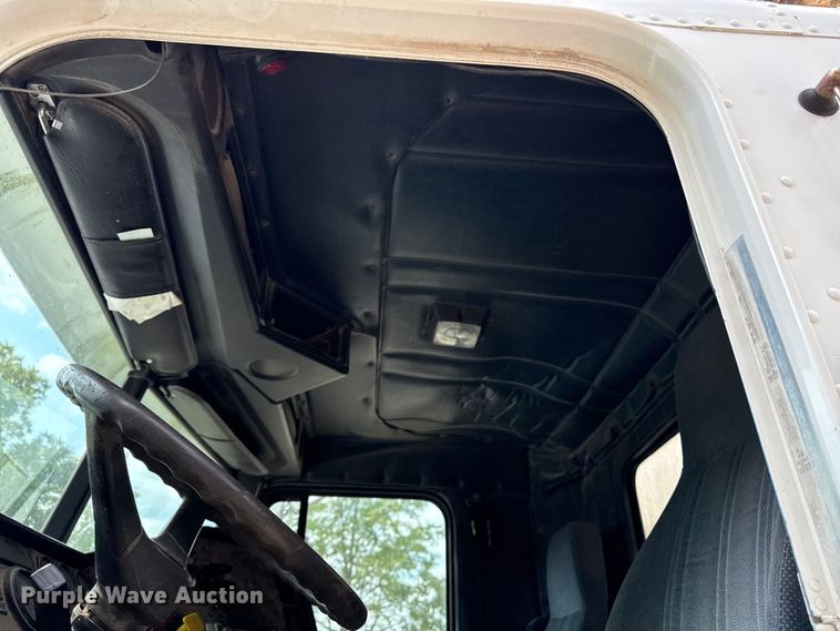 image for item ED4447 1999 Freightliner feed delivery truck