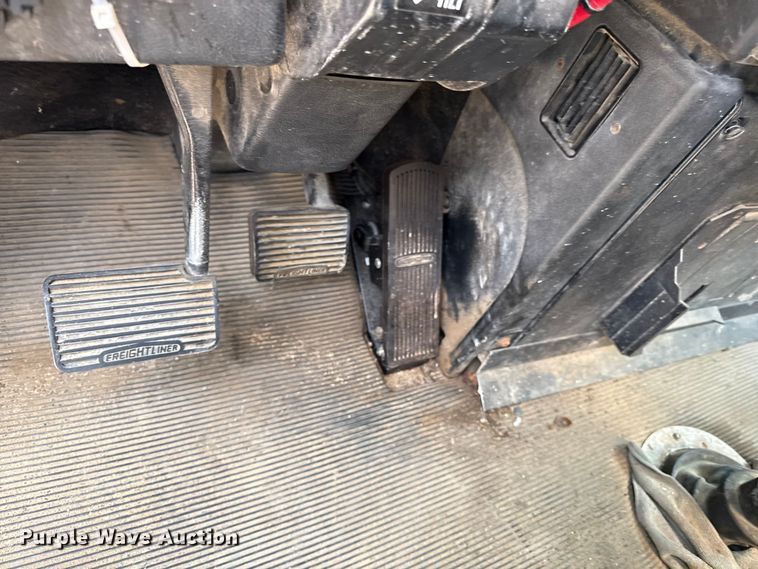 image for item ED4447 1999 Freightliner feed delivery truck