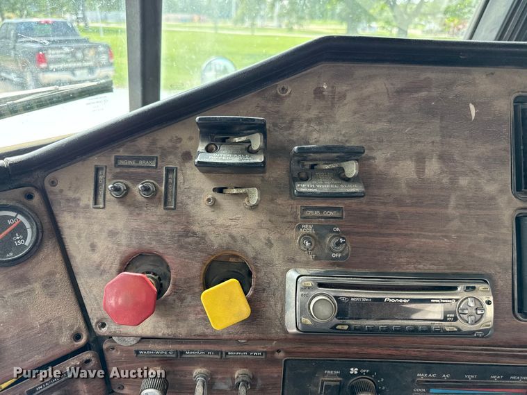 image for item ED4447 1999 Freightliner feed delivery truck