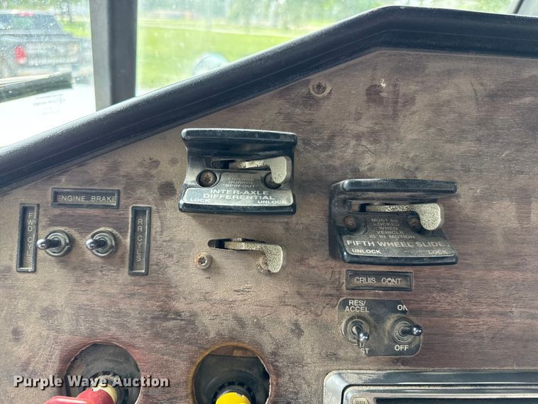 image for item ED4447 1999 Freightliner feed delivery truck