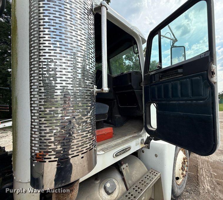 image for item ED4447 1999 Freightliner feed delivery truck