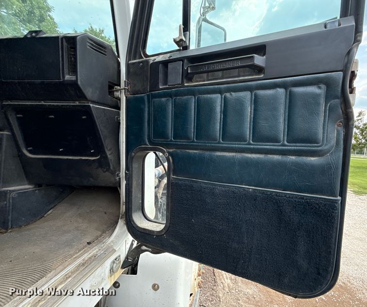 image for item ED4447 1999 Freightliner feed delivery truck