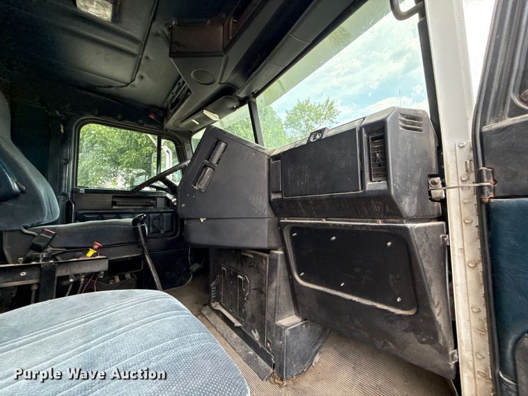 image for item ED4447 1999 Freightliner feed delivery truck