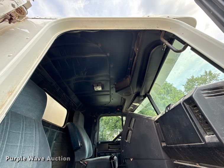 image for item ED4447 1999 Freightliner feed delivery truck