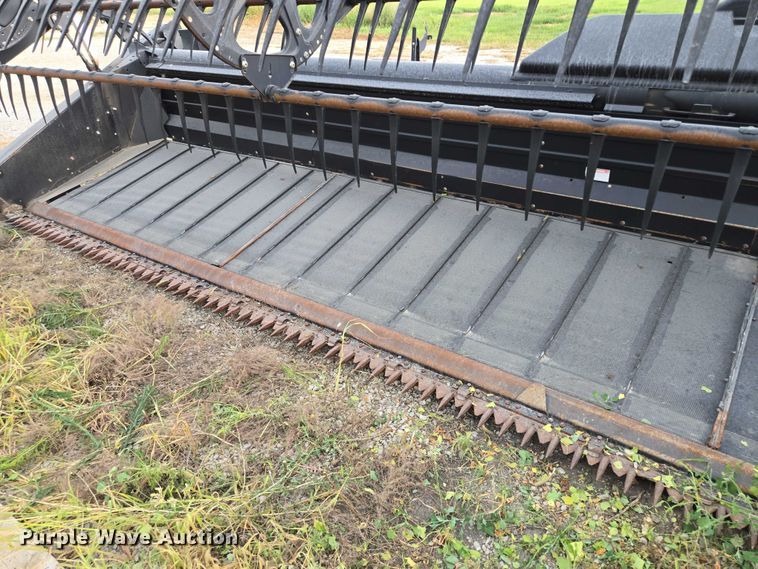 image for item EF1956 2011 MacDon FD70 flex draper head