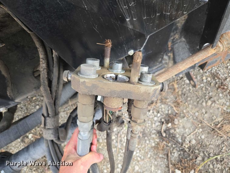 image for item EF1956 2011 MacDon FD70 flex draper head