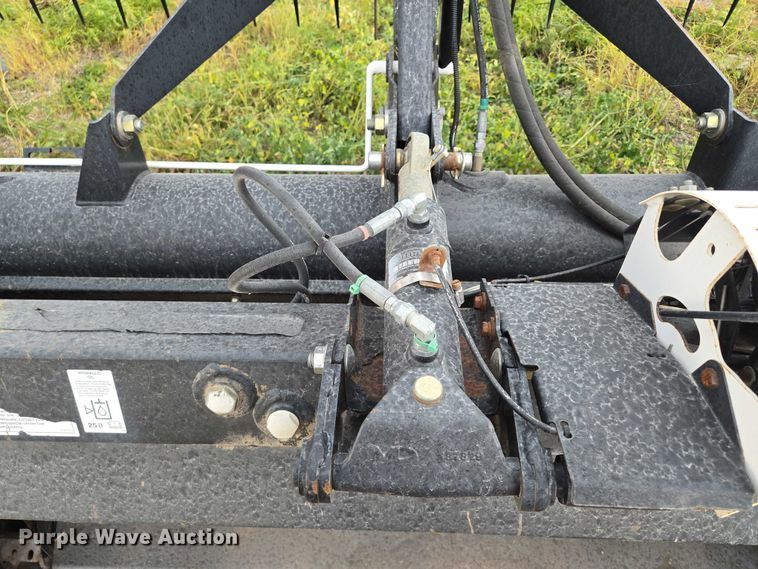 image for item EF1956 2011 MacDon FD70 flex draper head