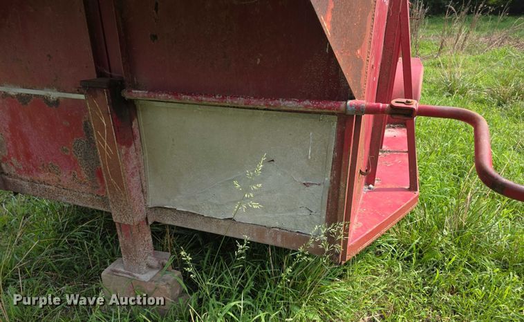 image for item EF3683 1984 Pondarosa livestock trailer