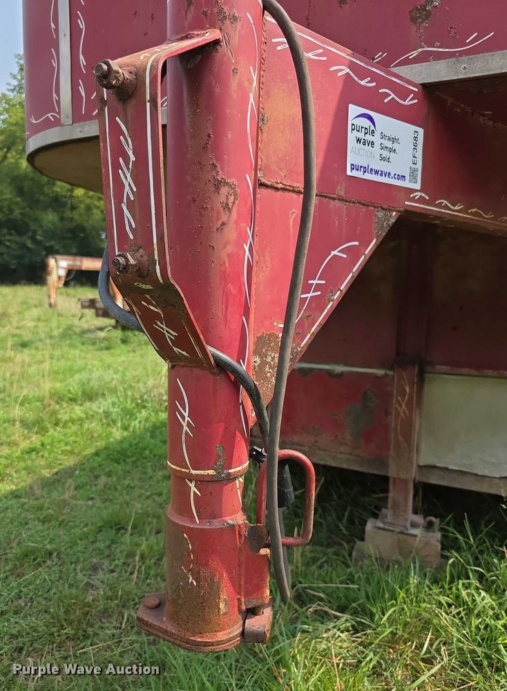 image for item EF3683 1984 Pondarosa livestock trailer