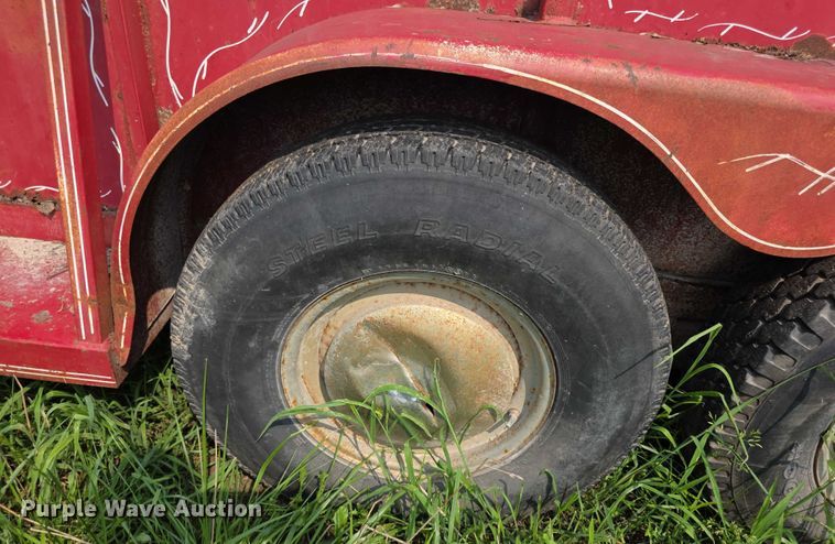image for item EF3683 1984 Pondarosa livestock trailer