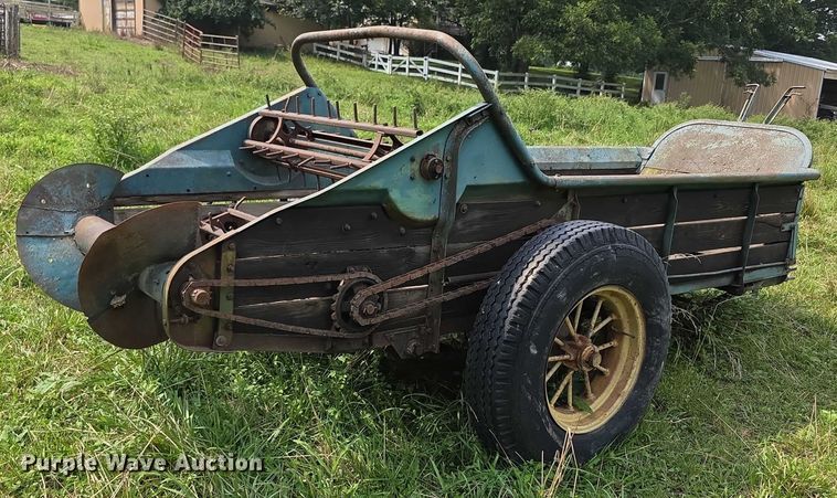 image for item EF3685 John Deere Model L Series 51 manure spreader