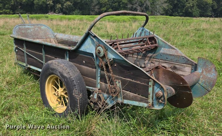 image for item EF3685 John Deere Model L Series 51 manure spreader