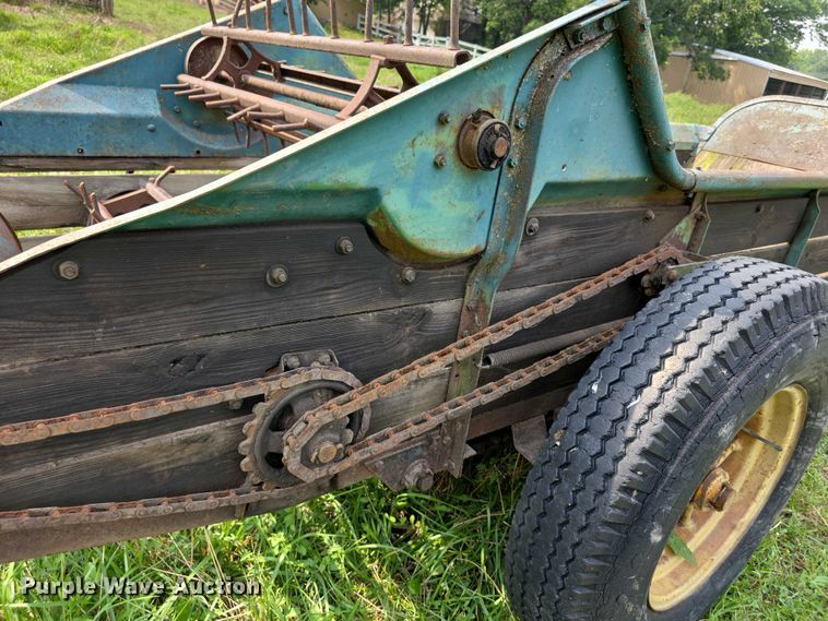 image for item EF3685 John Deere Model L Series 51 manure spreader
