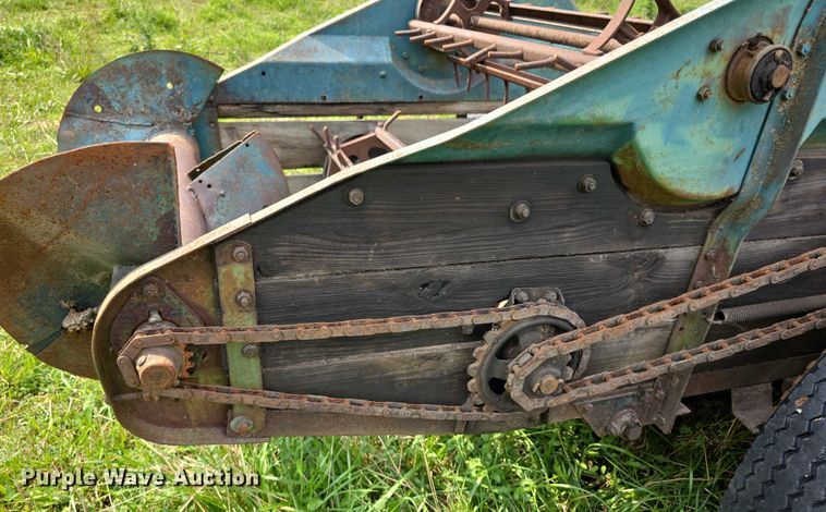 image for item EF3685 John Deere Model L Series 51 manure spreader