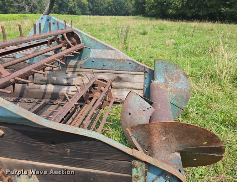 image for item EF3685 John Deere Model L Series 51 manure spreader