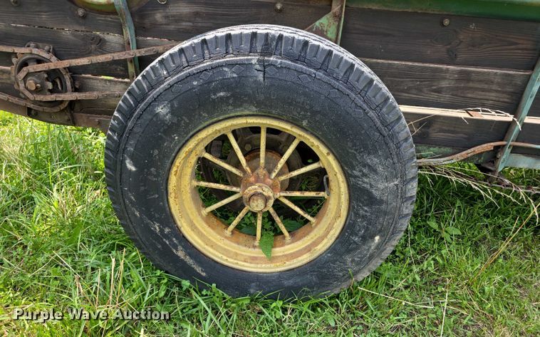 image for item EF3685 John Deere Model L Series 51 manure spreader