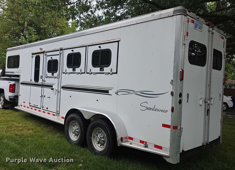 image for item EF3732 2005 Sundowner Sunlite 727 horse trailer