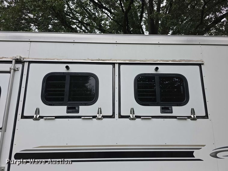 image for item EF3732 2005 Sundowner Sunlite 727 horse trailer