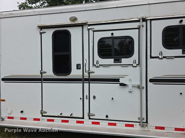 image for item EF3732 2005 Sundowner Sunlite 727 horse trailer
